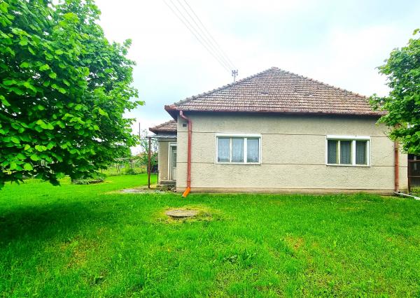 Na predaj priestranný 4-izbový rodinný dom s garážou v obci Bardoňovo